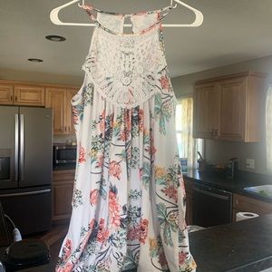 New white floral tank top size large